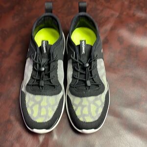 Vionic Amalia black neon‎ yellow sneakers tennis shoes, size 6.5